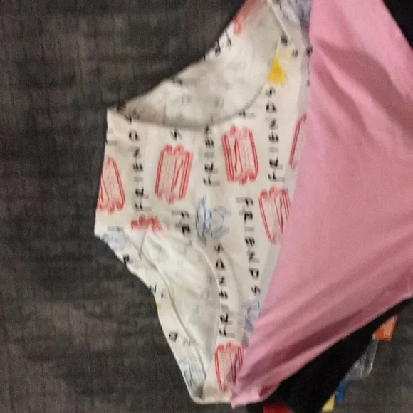 Friends 4 pack of briefs NWOT - Picture 3 of 7